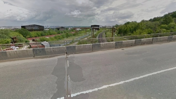 В Челябинске без предупреждения закрыли мост для автомобилистов