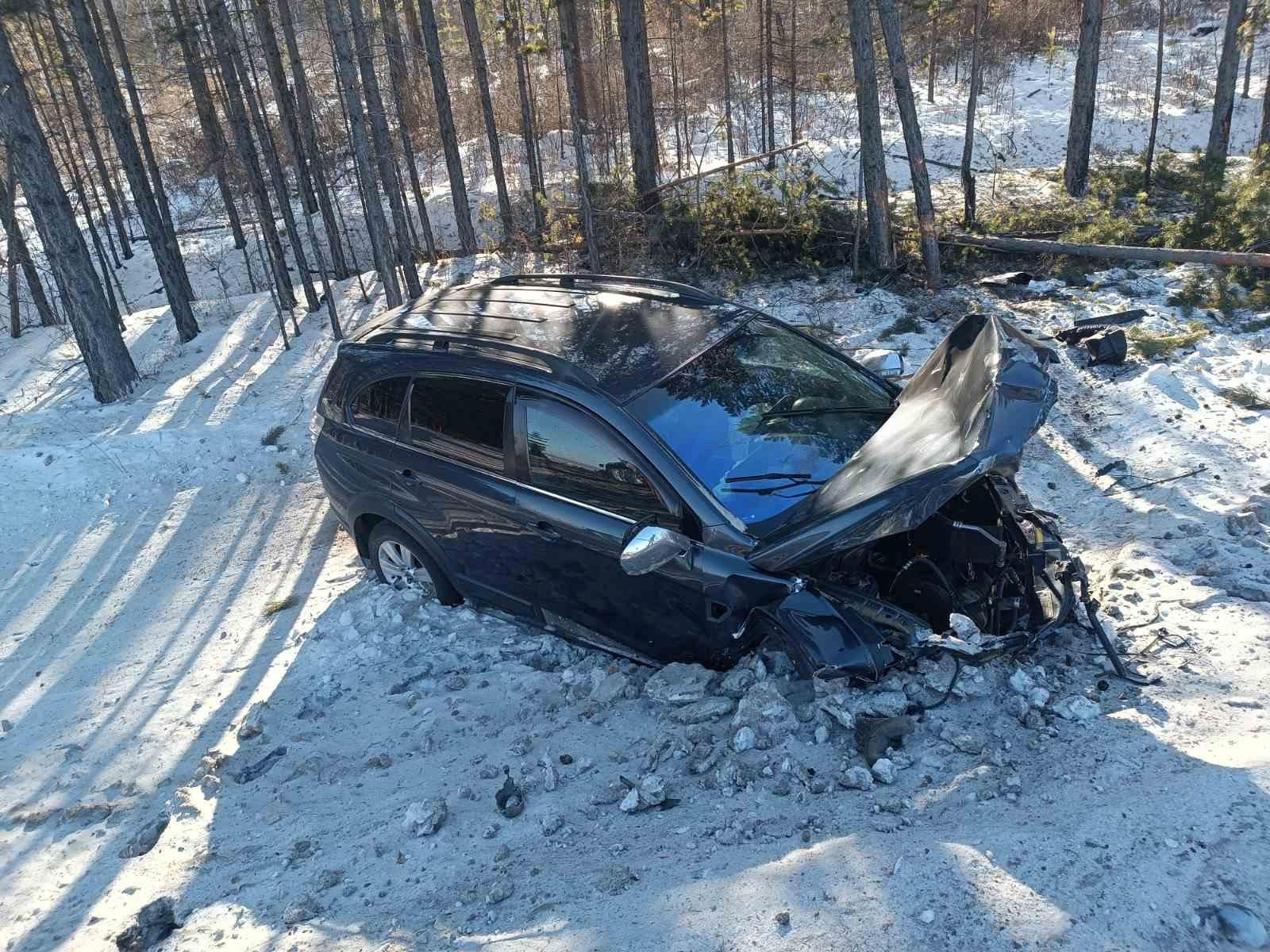 Водитель и пассажир в Забайкалье травмировались в машине, улетевшей в лес