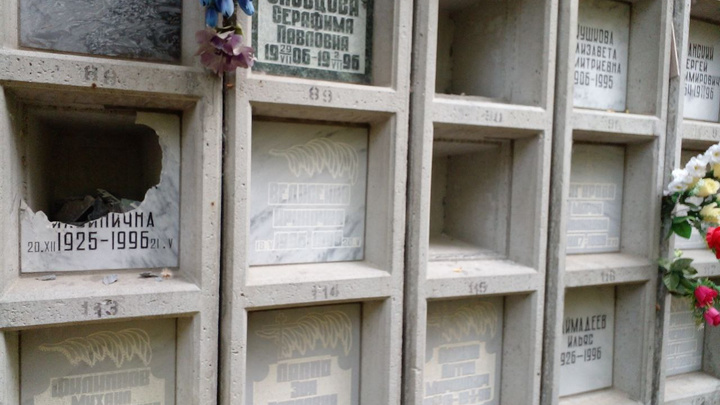 «Табличка разбита, урну с прахом украли». В Екатеринбурге на кладбище разгромили десятки ячеек