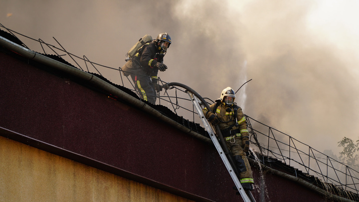 Окутанные едким дымом на горящей крыше — как пожарные тушили здание на 30 лет Победы (пробирающие кадры)