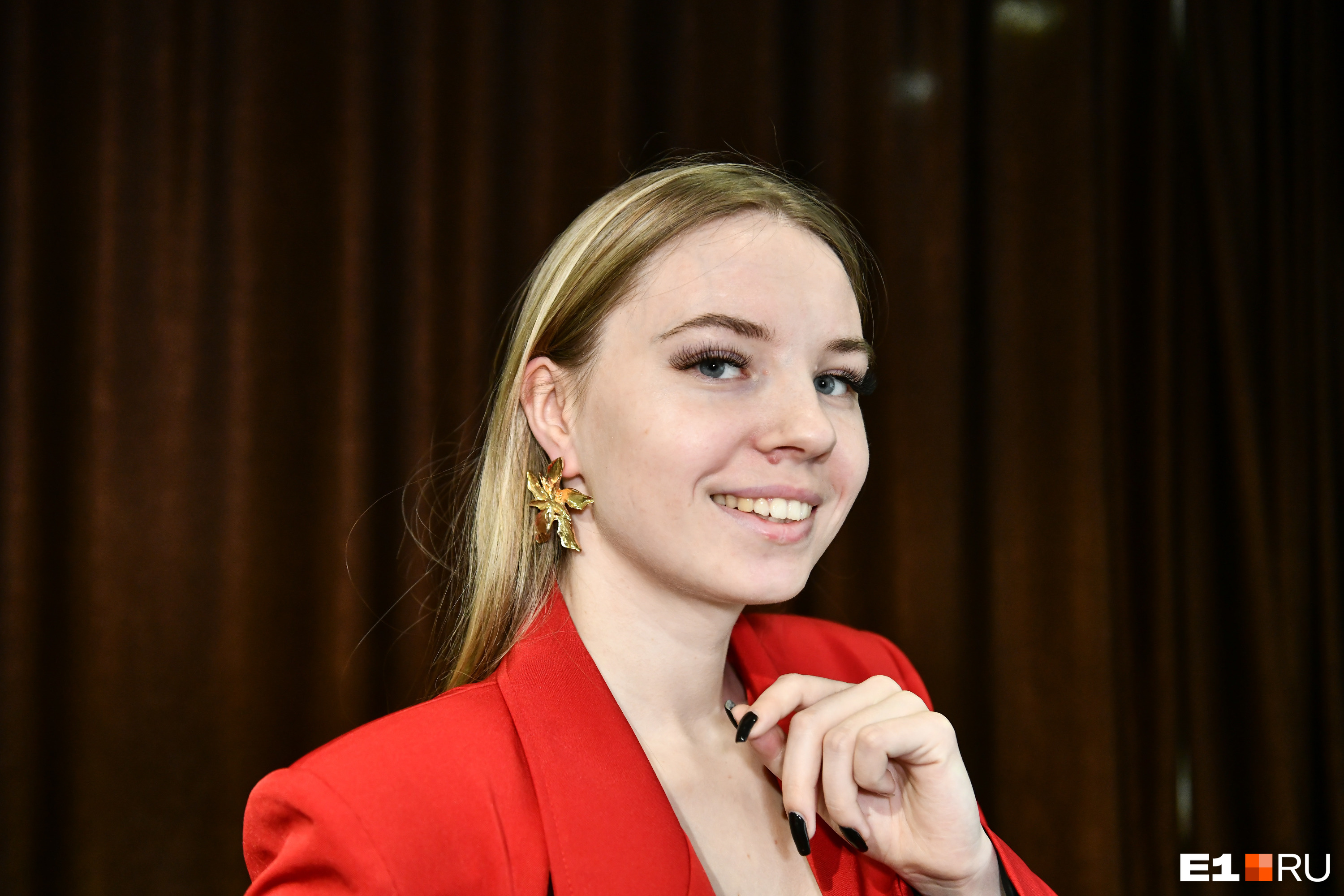 Вместо крупных сережек можно использовать и колье Вместо крупных сережек можно использовать и колье