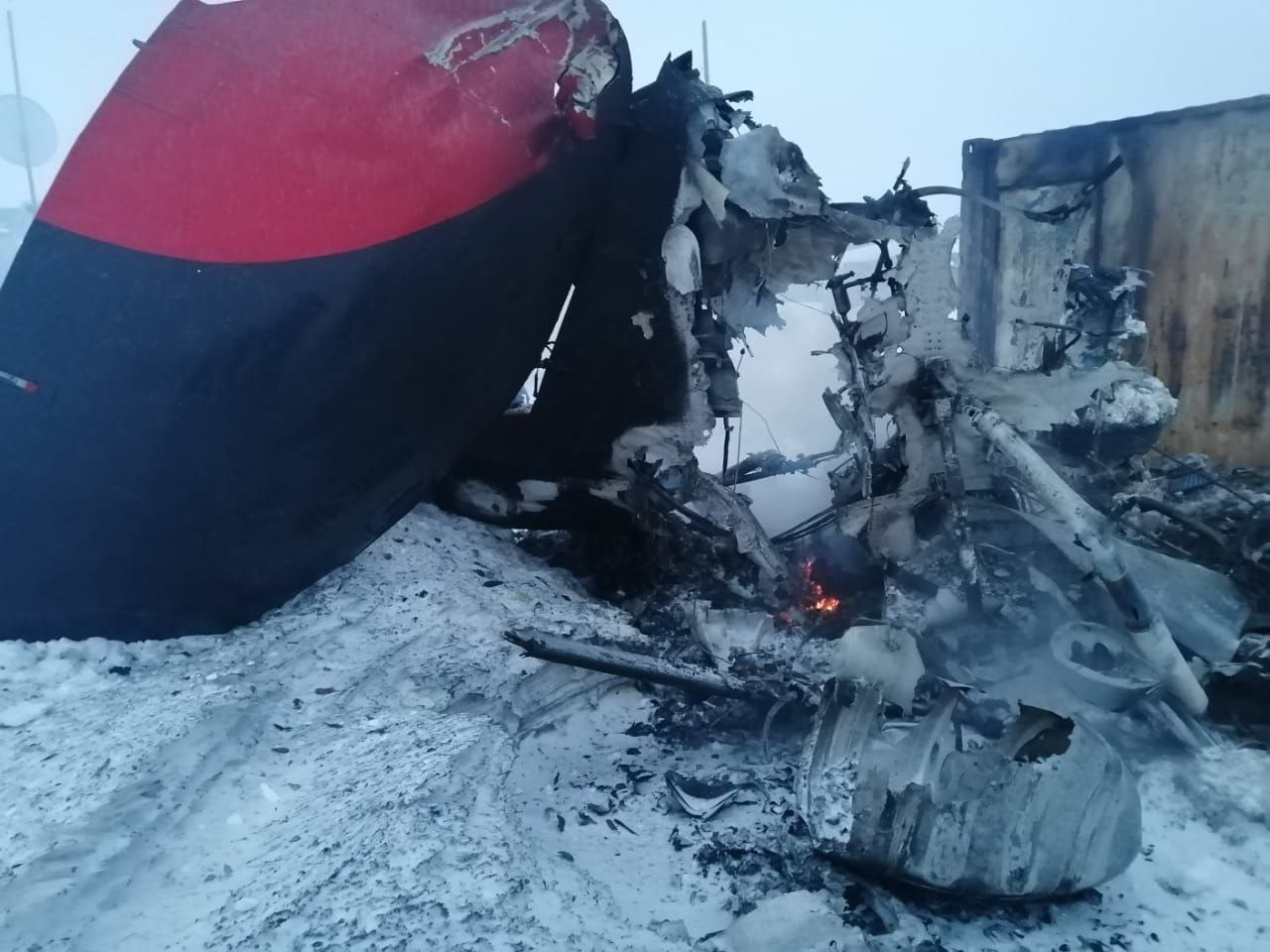 Вертолёт в Магаданской области при посадке задел наземный объект и загорелся