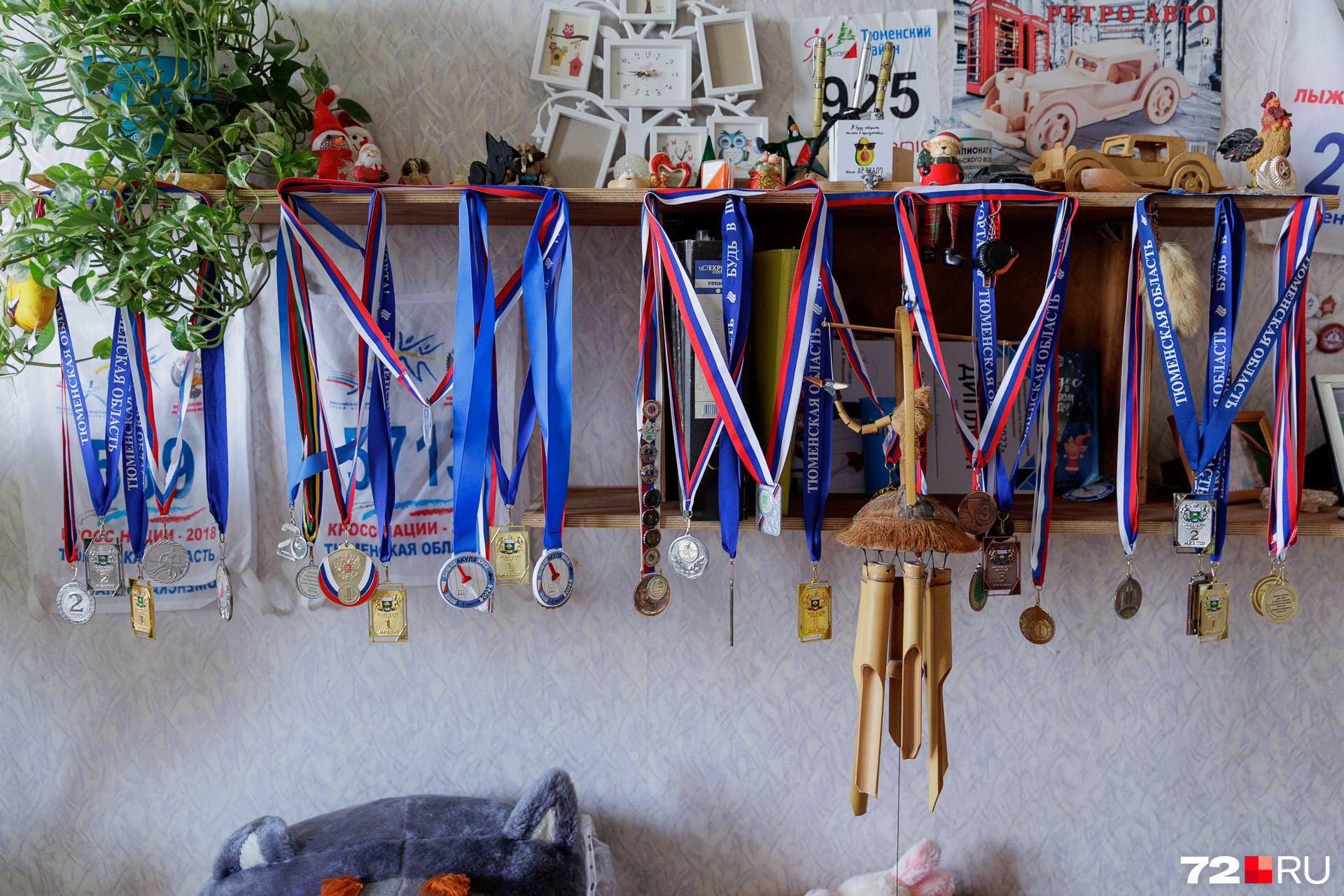В комнате сына Сергея десятки медалей — ребенок занимается биатлоном, как и когда-то папа. Мужчина с гордостью рассказывает о своем сыне