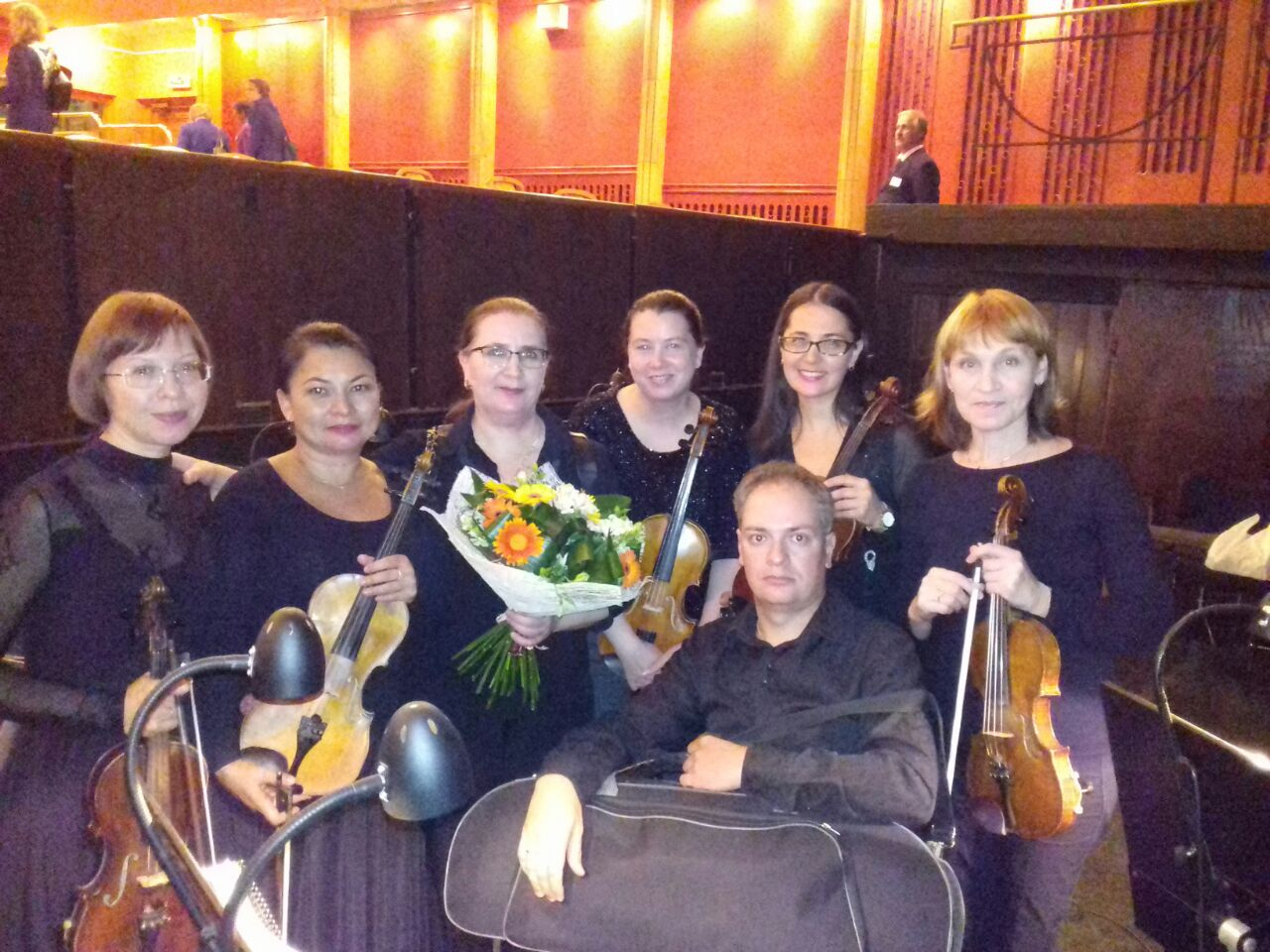 Елена (в центре со скрипкой) и коллеги в Башопере