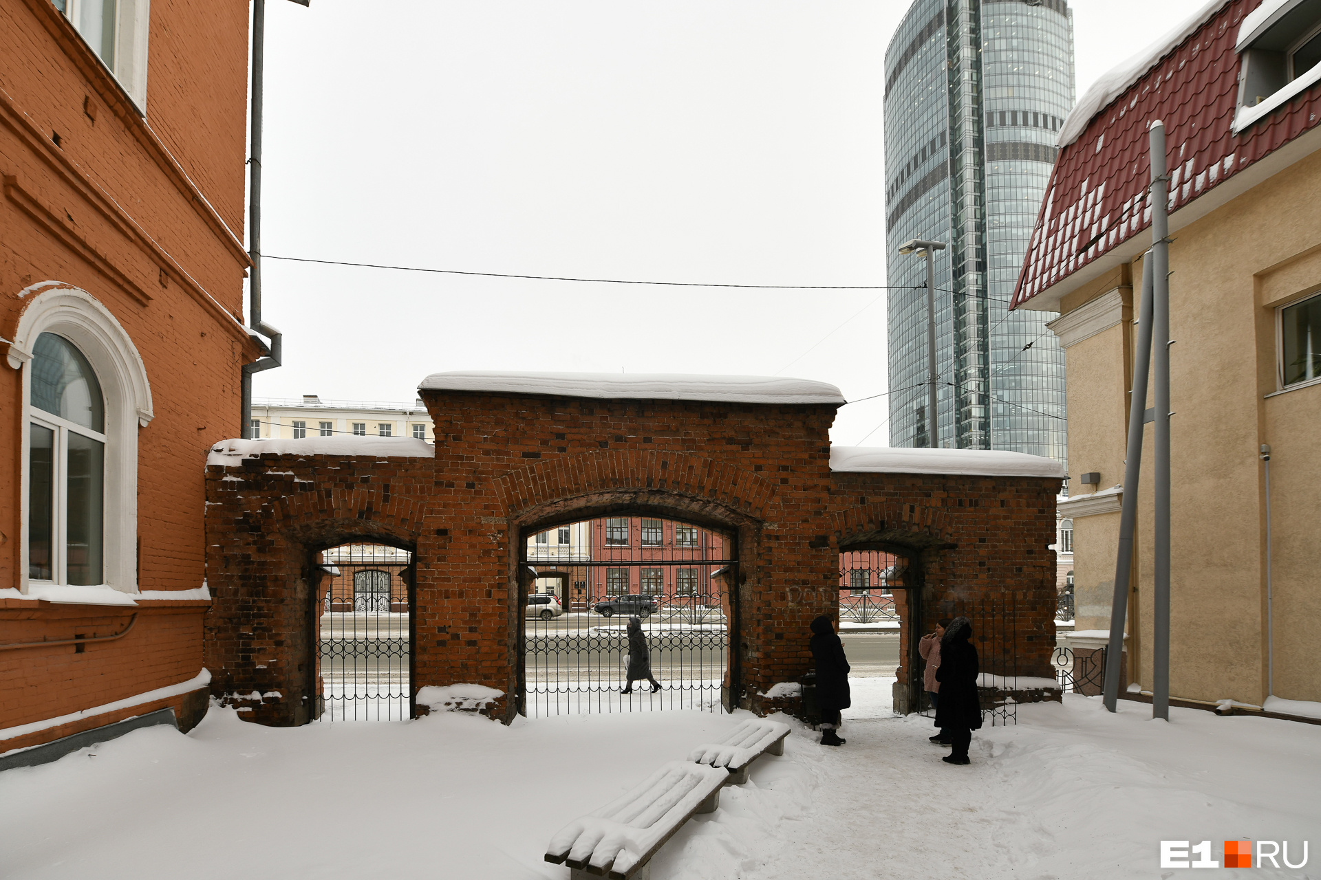 Следующий двор довольно уютный, он используется сотрудниками местных офисов для короткого отдыха Следующий двор довольно уютный, он используется сотрудниками местных офисов для короткого отдыха