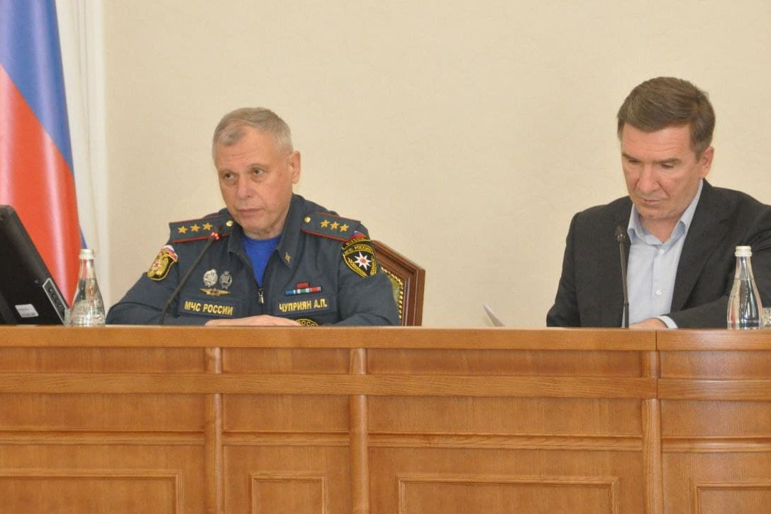 Глава МЧС Александр Чуприян (слева) в Ростовской области