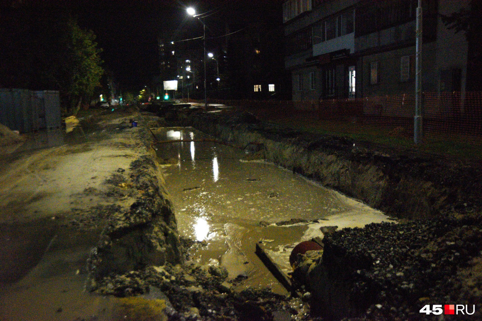 Последствия ливня для улицы Горького, про которую уже пошутили, что раскопка стала своим каналом, как в Венеции