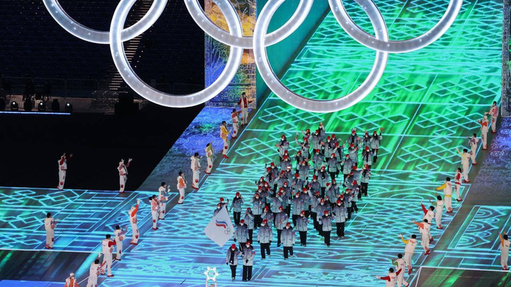 Без гимна и без флага: российские олимпийцы прошли по главному стадиону Игр-2022