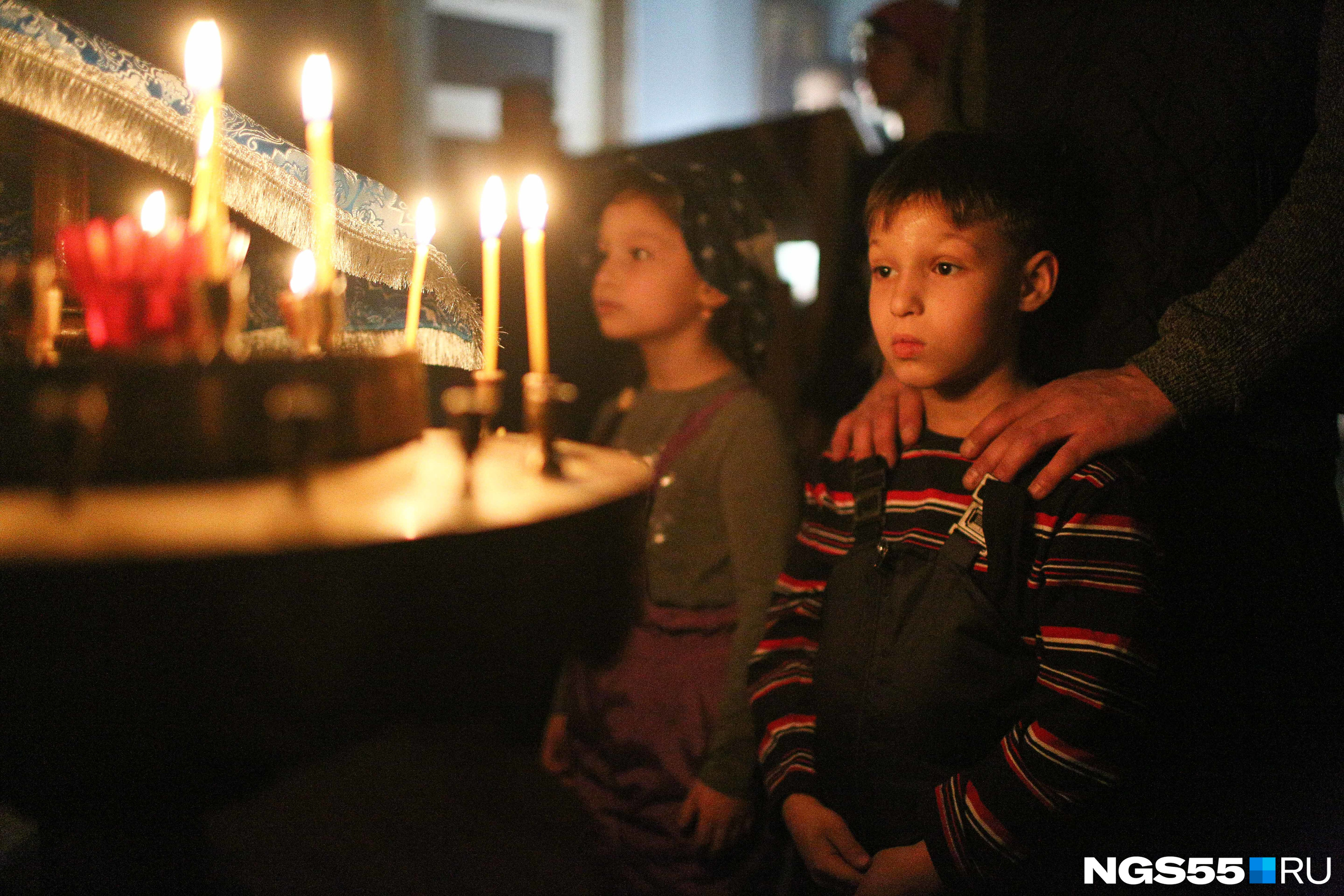 Дети завороженно смотрели на пламя свечей