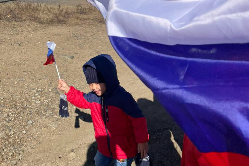 Люди в Забайкалье выходили к трассе с флагами, чтобы проводить бойцов