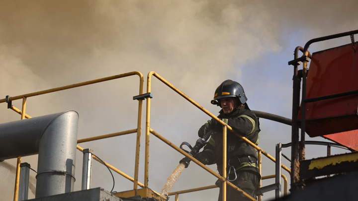 В Кемерове 40 человек тушили загоревшийся мебельный магазин