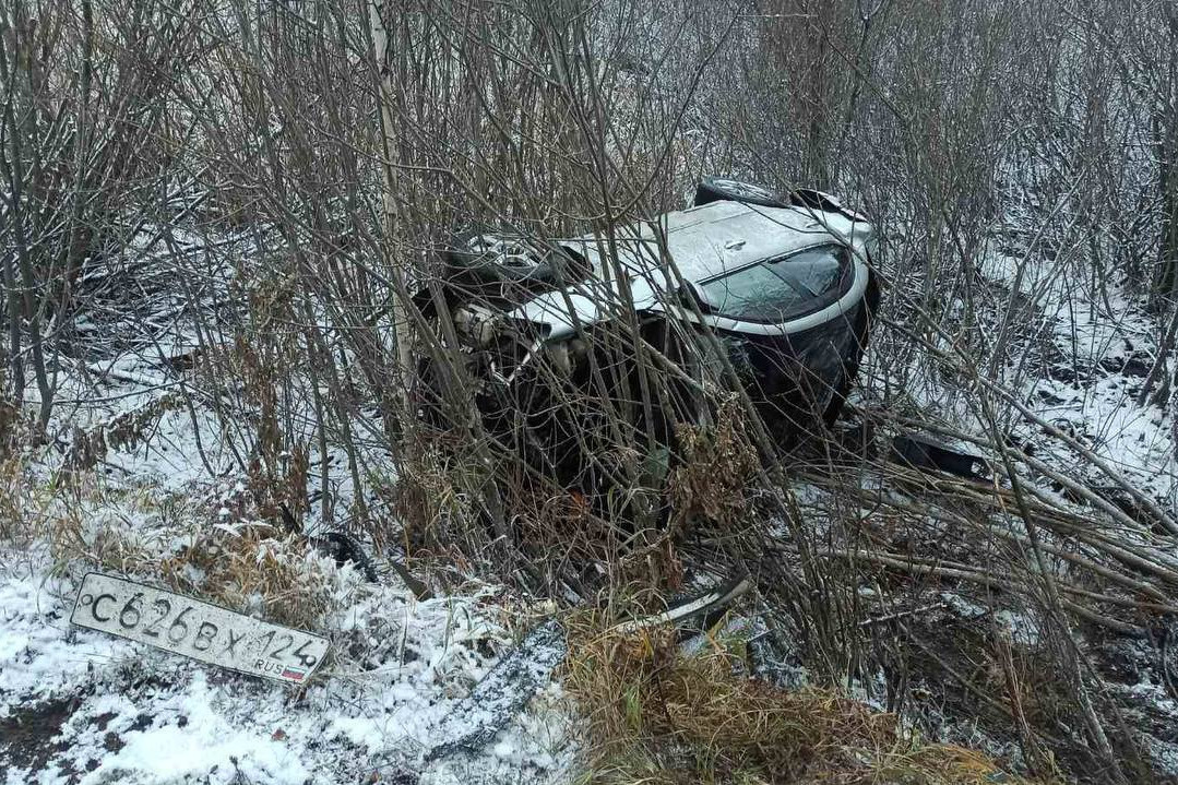 Трое взрослых и трое детей попали в больницу из-за аварии на мокрой трассе в Красноярском крае