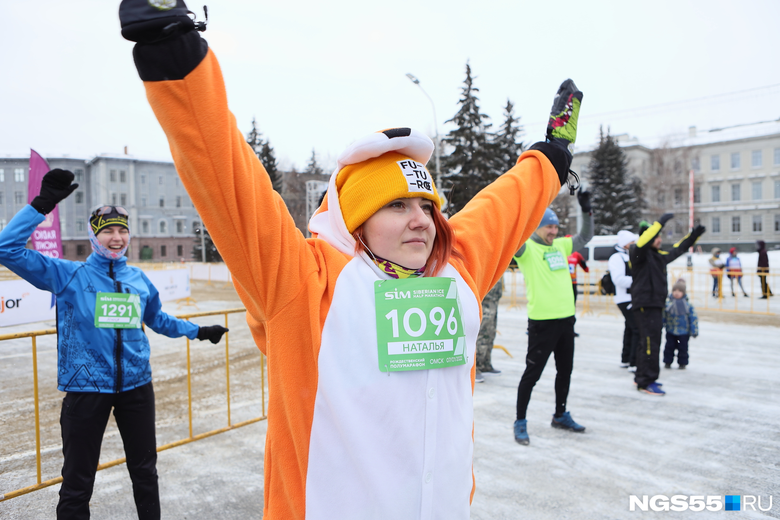 Лисичка Наталья разминается перед марафоном, чтобы не замерзнуть