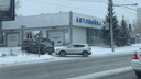Водители застряли в очередях на автомойках в Новосибирске — сколько ждать и сколько сейчас это стоит