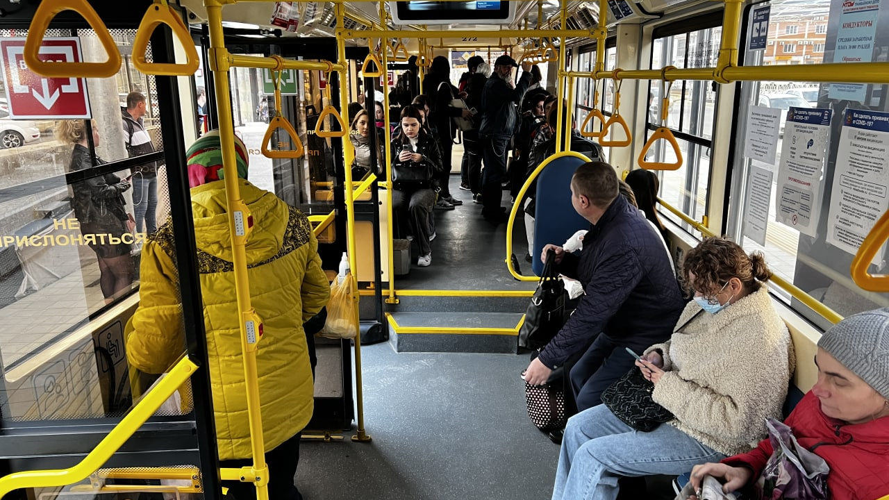 В Краснодаре пьяная пассажирка трамвая устроила скандал и ограбила женщину