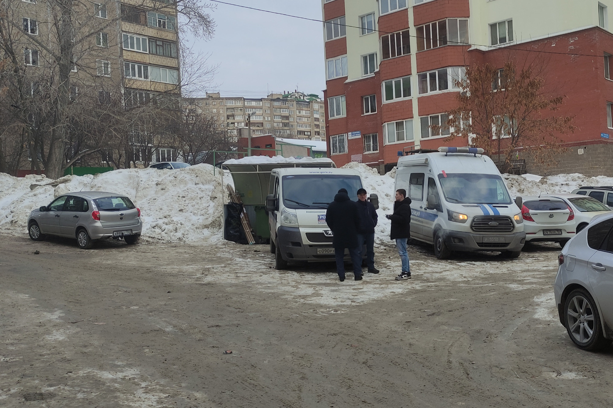 В тесном дворе на Кувыкина паркуются не только жители дома, но и посетители ближайшего небольшого торгово-сервисного комплекса