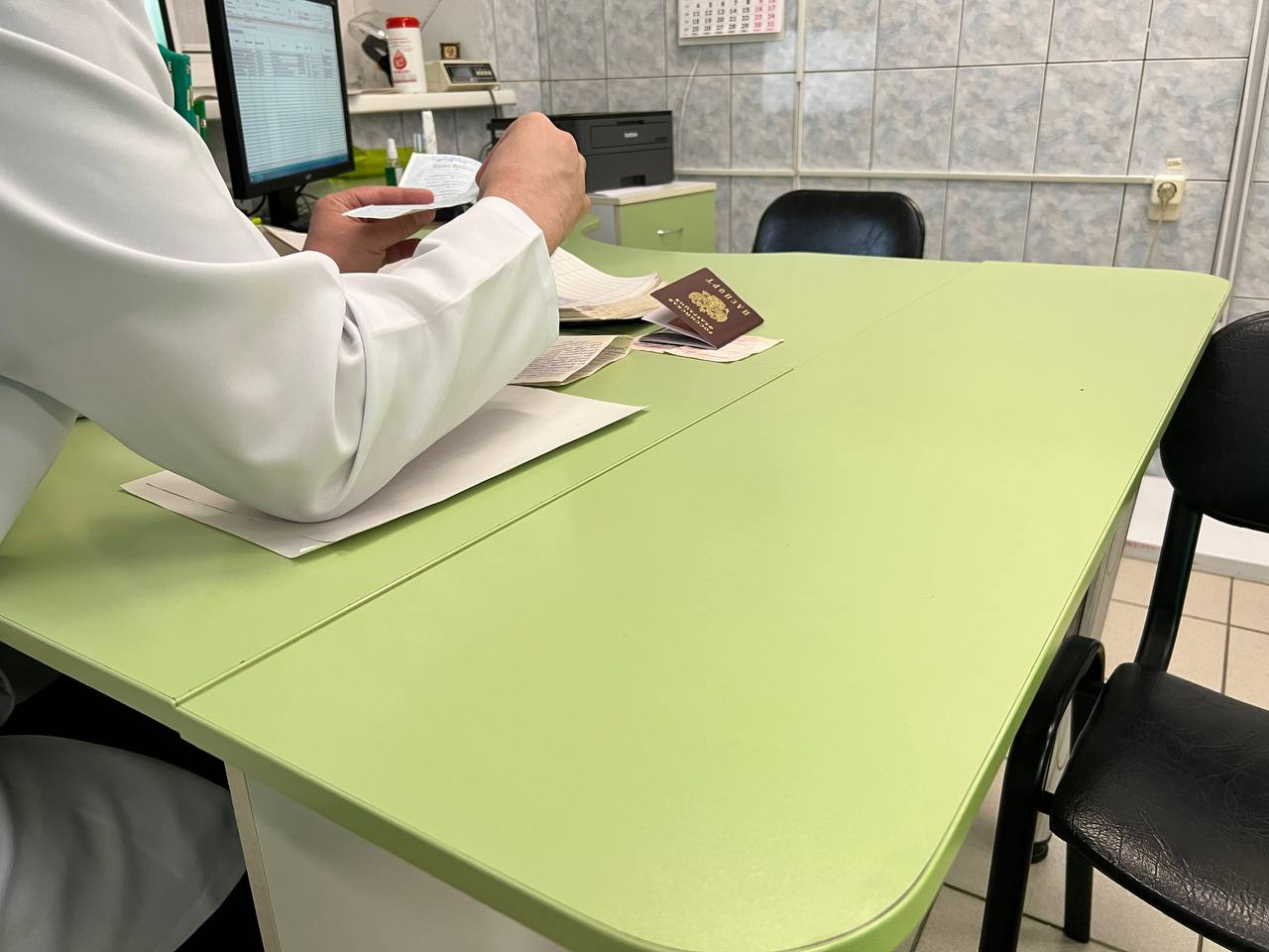 Согласие каждый пациент подписывает сам, нужно своей рукой заполнить данные, несколько раз расписаться Согласие каждый пациент подписывает сам, нужно своей рукой заполнить данные, несколько раз расписаться