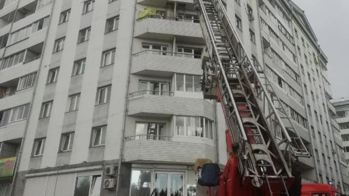 Росгвардейцы Ангарска спасли пожилую женщину, повисшую на балконе восьмого этажа вниз головой