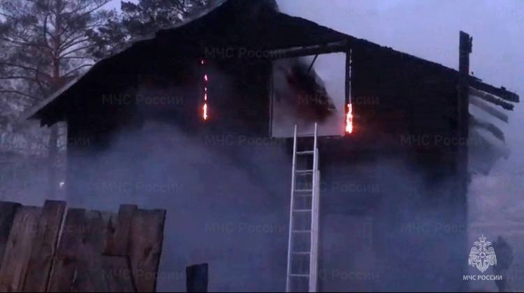 Трое детей погибли на пожаре в деревянном доме в Березовом в поселке Маркова