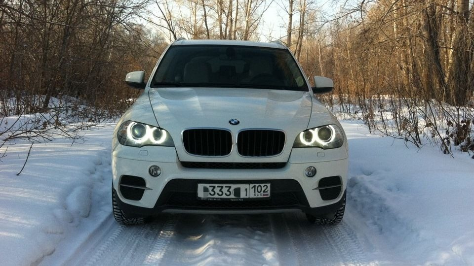 Машину министра пока не фотографировали, но его номера раньше были на BMW X5