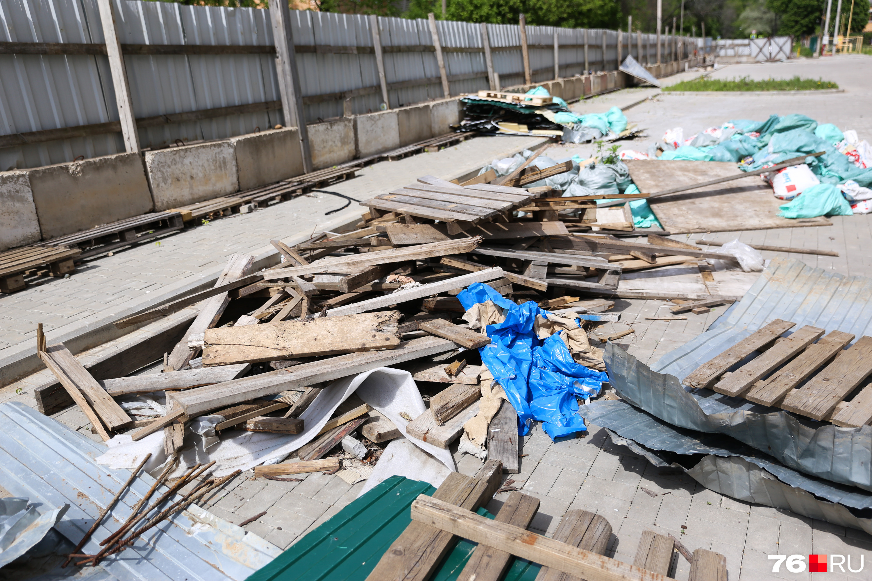 На придомовой территории валяется строительный мусор