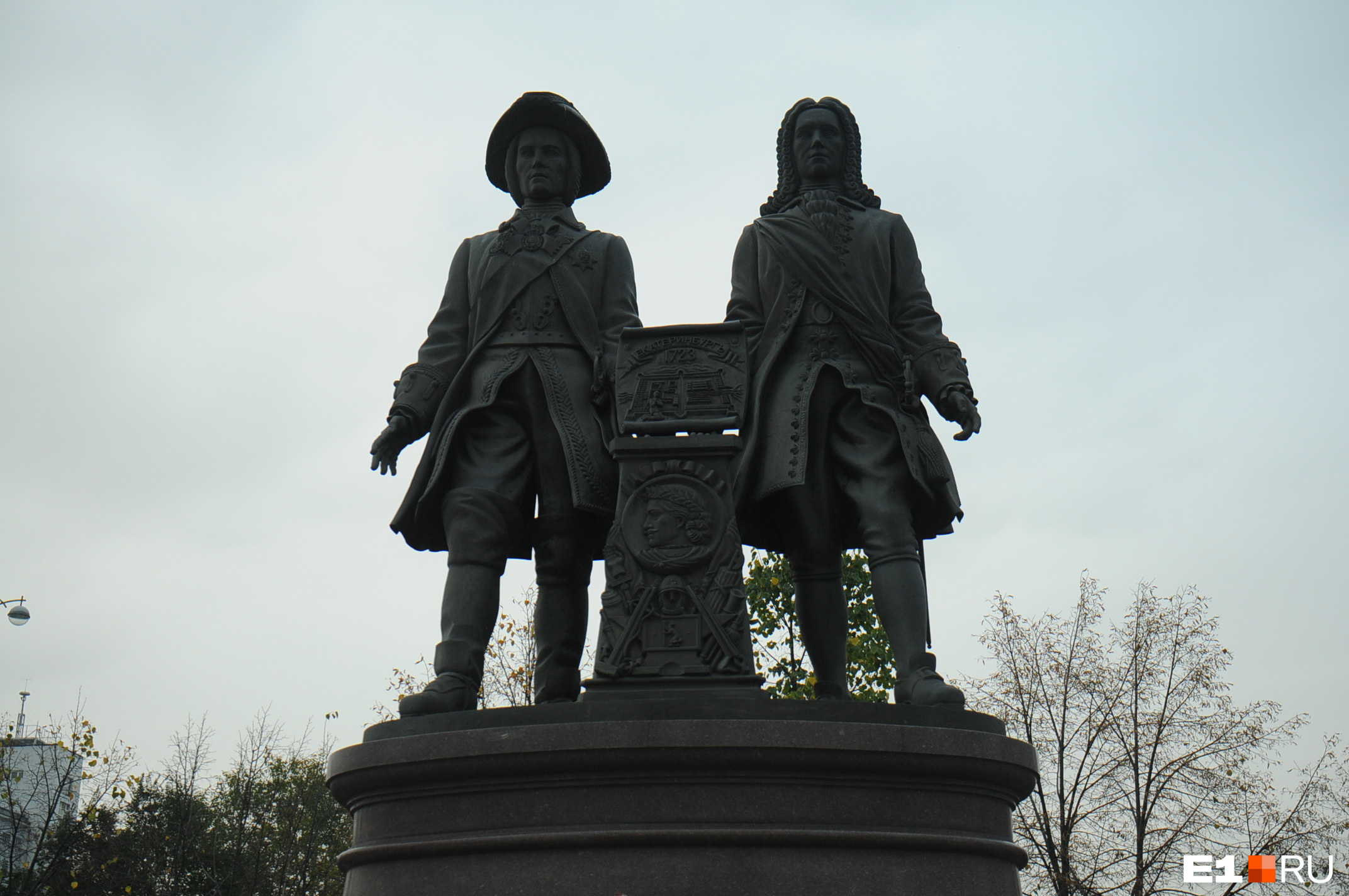 Памятник Татищеву и де Геннину был открыт в честь 275-летия Екатеринбурга