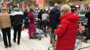«Высокая нагрузка»: люди выстроились в длинные очереди в новосибирских магазинах