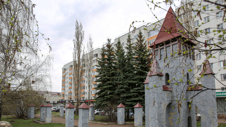 Ржавые башни и старые клумбы: как выглядит сквер перед Театром кукол в Уфе, который пообещали восстановить