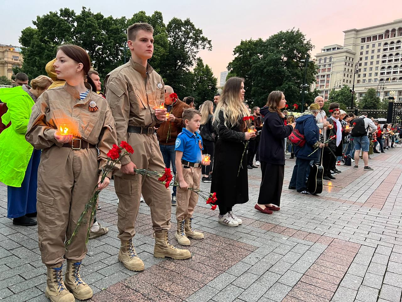 Московский памяти. Вечный огонь для детей. Вечный огонь на красной площади в Москве. Сад памяти дети. Москва люди.