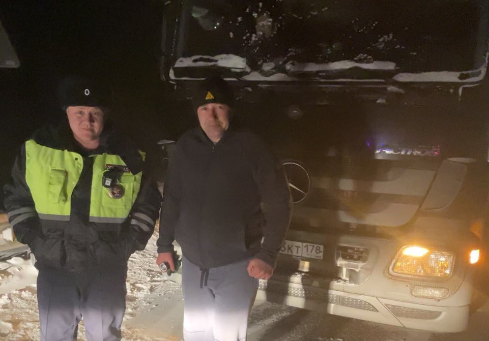 Инспекторы ДПС помогли водителю тягача, заглохшего под Черемхово в мороз