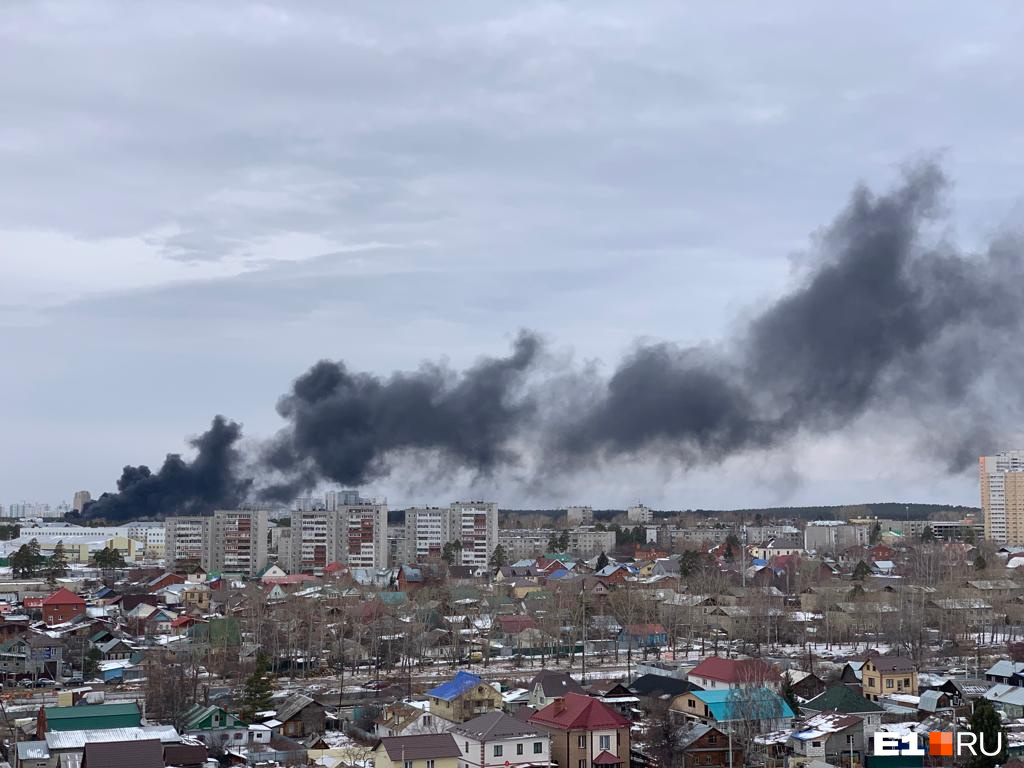 Это вагнер небо затянуло дымом. Район Солнечный Екатеринбург пожар. Небо затянутое дымом после пожара. Пожар в Екатеринбурге в Солнечном районе сейчас. Взрыв в Екатеринбурге сегодня.