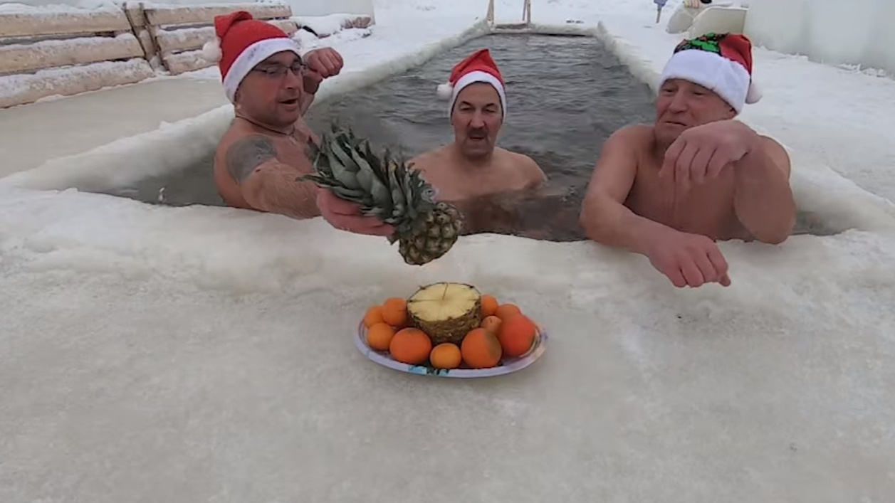 В красных шапках и с ананасом: моржи Коряжмы записали видео из проруби