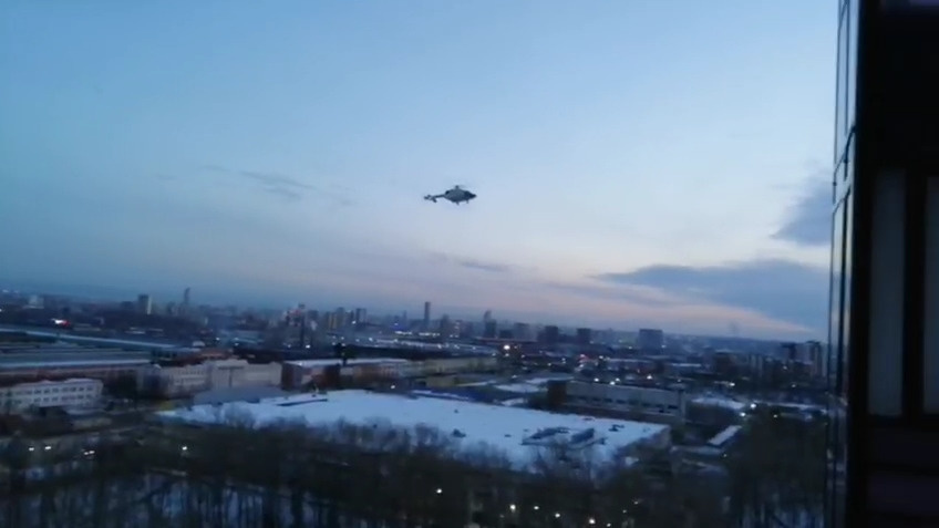 За 7 часов вертолет пролетел на 720. Самолет над Екатеринбургом. Вертолет в небе над городом. Небо город. Небо над Екатеринбургом.