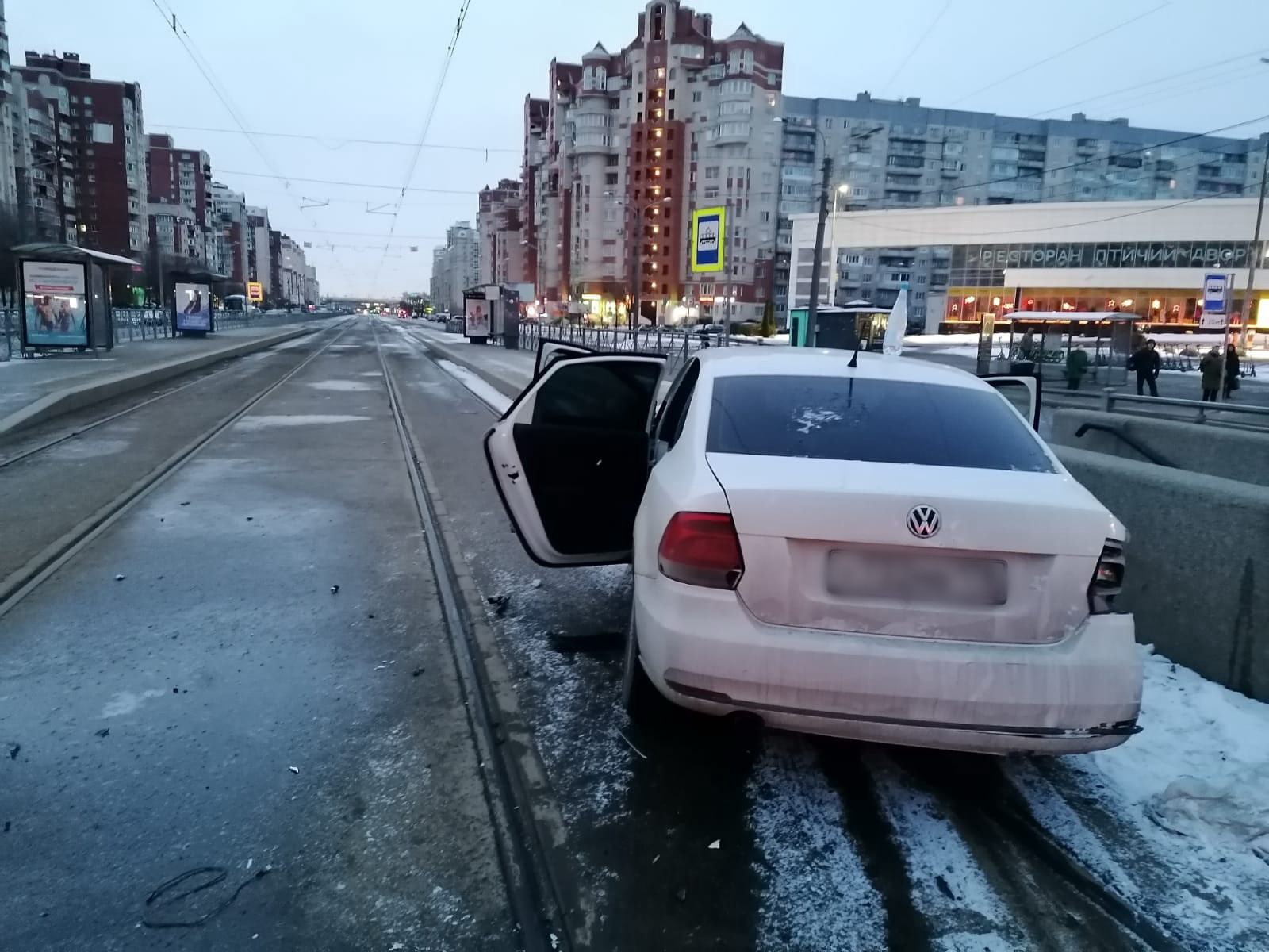 Пешеходный переход на Савушкина, где раньше машины улетали под землю, снова  подвергся атаке - 7 апреля 2022 - ФОНТАНКА.ру