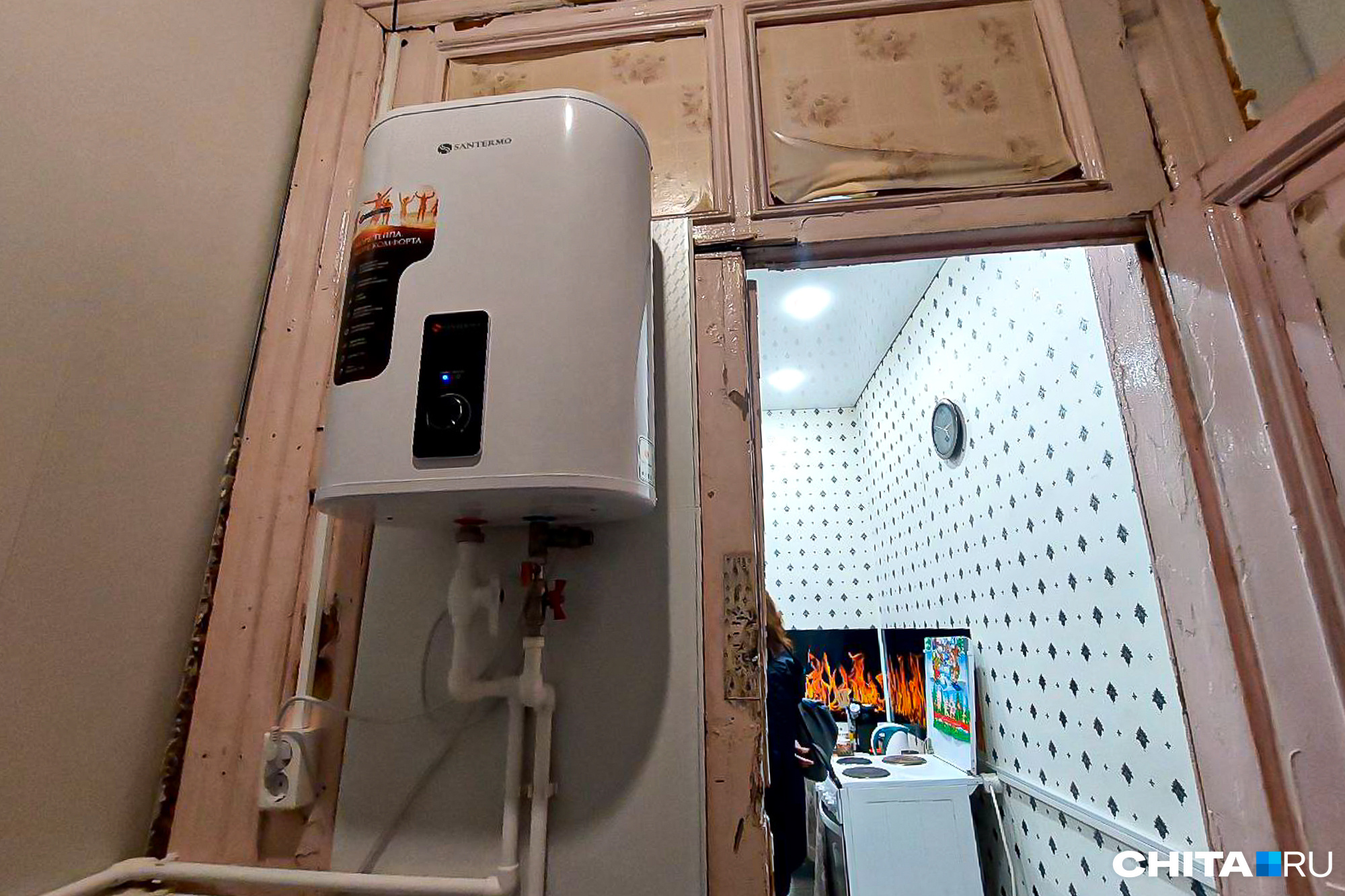 В комнатах стоят водонагреватели, потому что вода из крана течет только холодная