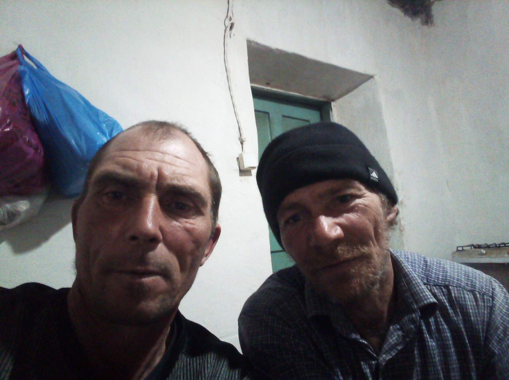 Олег и Юрий сделали фотографию в комнате, где жили Олег и Юрий сделали фотографию в комнате, где жили