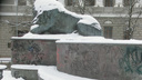 Вандалы разрисовали скульптуры львов у здания правительства Ростовской области