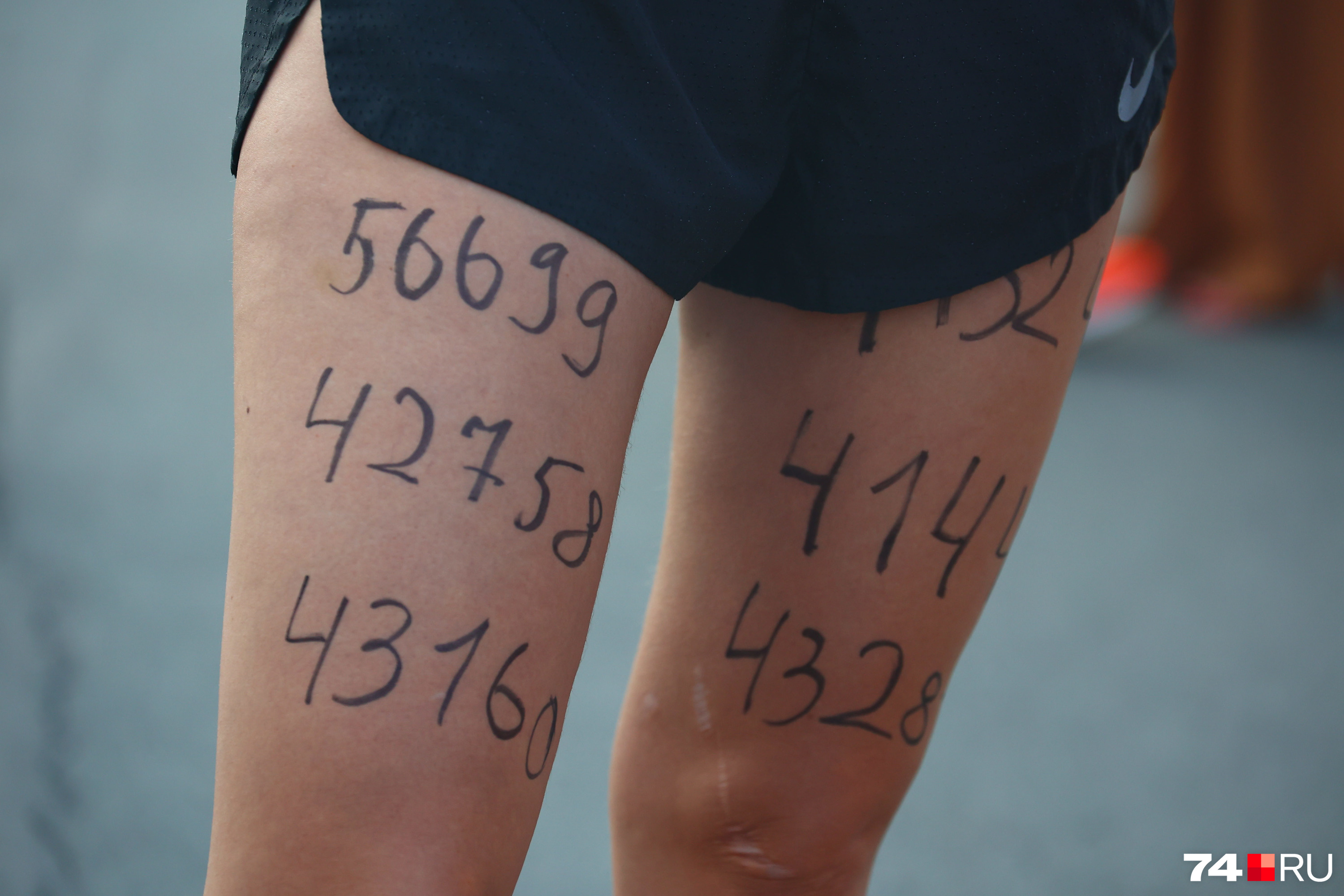 Одна из участниц нанесла на ноги номера своих друзей. Они сегодня тоже бегут марафон (90 км!), но в другом месте