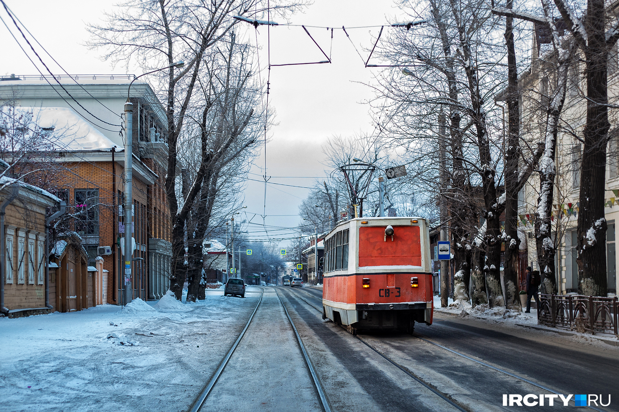 Одинокий трамвай на улице Тимирязева