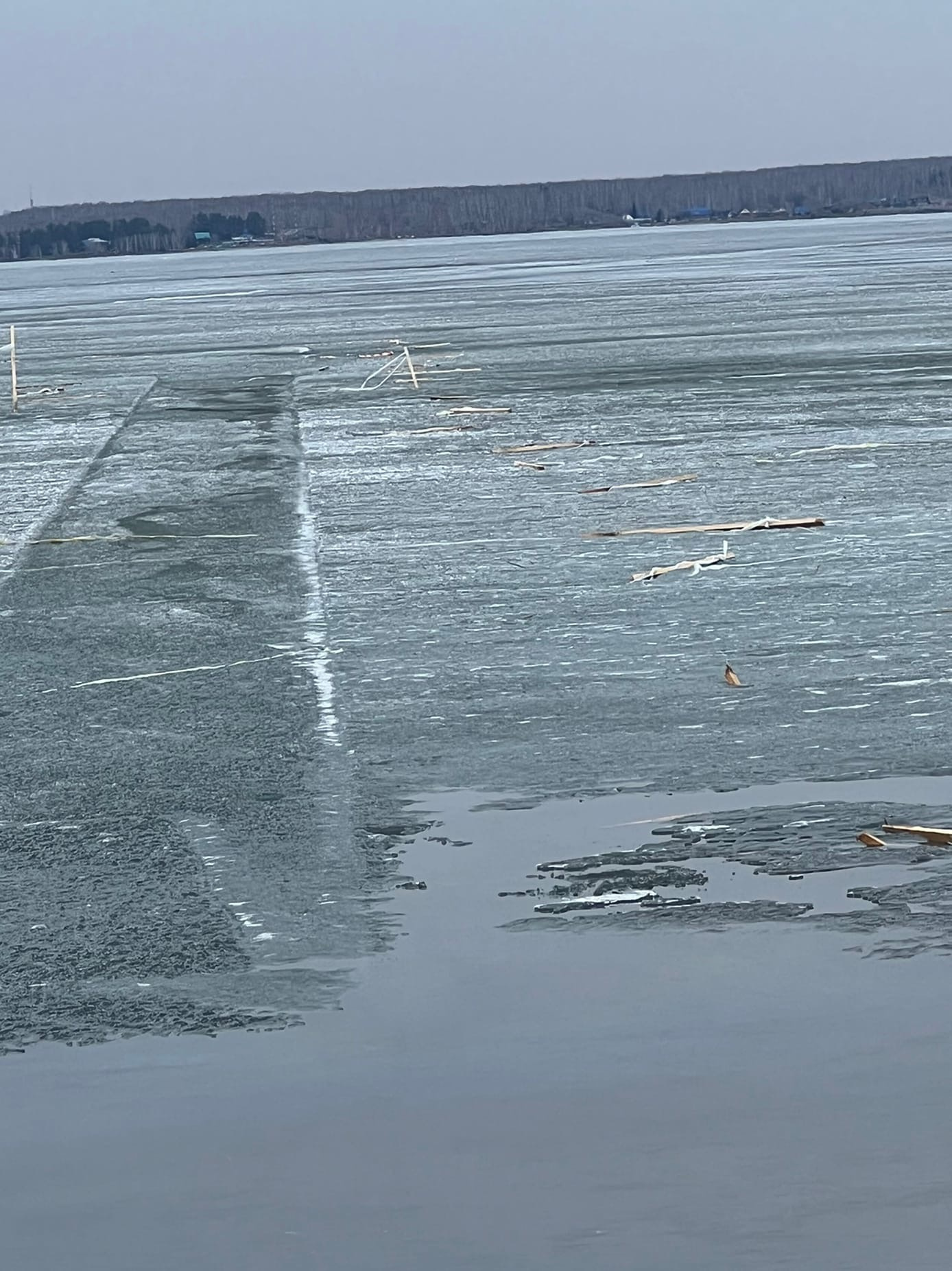 Во время вырубки льда на озере устанавливали деревянные ограждения. До сих пор эти палки никто не убрал