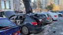 В Челябинске на парковке у жилого дома взорвалась машина. Смотрим эпичные кадры с места ЧП