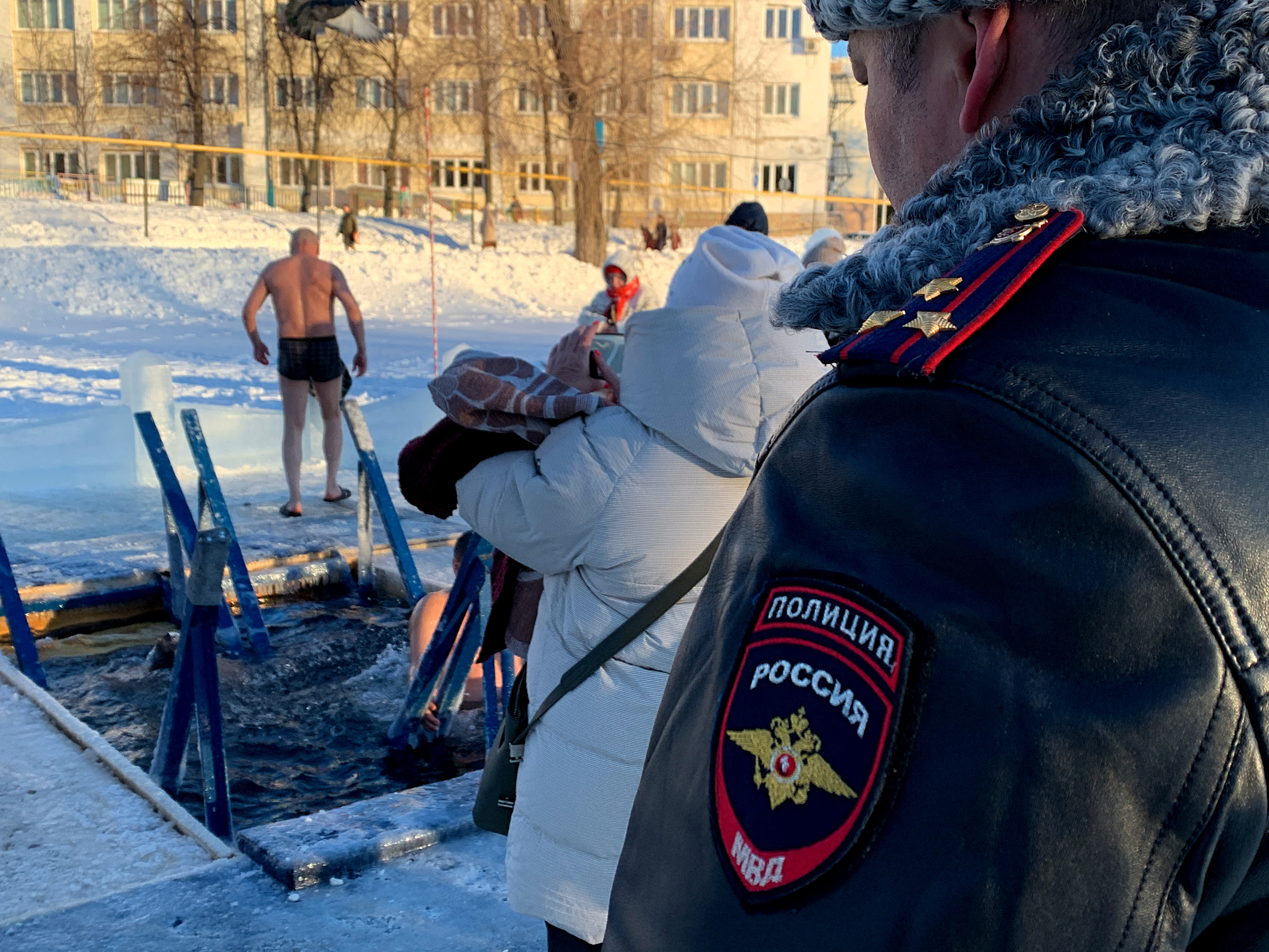 Начальник отдела полиции <nobr class="_">№ 7</nobr> Ралиф Валитов наблюдает за купающимися гражданами’ title=’Начальник отдела полиции <nobr class="_">№ 7</nobr> Ралиф Валитов наблюдает за купающимися гражданами’ data-vox=”https://cdn.iportal.ru/news/2015/99/preview/ba3ce7df3e8467081606e652984c28240f5c61d4_640_480.jpg” itemprop=”contentUrl” class=”_06Zgu”></source></source></source></source></source></source></source></source></picture></div><figcaption class="No+sF">
<p class="BDPZt _1Gdrr vFRhq"><span itemprop="caption">Начальник отдела полиции <nobr class="_">№ 7</nobr> Ралиф Валитов наблюдает за купающимися гражданами</span></p>
<div class="_09wK1">
<div class="NHXuY">
<div class="hb5At lN3D2 _33rXE">
<p class="NeIdg"><svg fill="#77808c" width="20" height="15" viewbox="0 0 20 14" stroke-width="1" xmlns="http://www.w3.org/2000/svg"><path d="M11.6667 11.375L20 5.616L11.6667 0V2.47162C11.6667 2.47162 1.985 4.57031 0 13C4.22667 8.58731 11.6667 8.76038 11.6667 8.76038V11.375Z" transform="translate(0 0.794128)"></path></svg>Поделиться</p>
<div class="Wbp18 TFGz0 _0m48j">
<ul class="jp0zF" style="width:212px;">
<li style="margin-right:8px;"><button data-test="btn-share-vk" class="rKAyr _2RrhH" style="width:36px;height:36px;"><svg width="16" height="17"><use xlink:href="/dist/legacy/svg-sprites/jtn-social.c182cb3e0cd01fd0acb6eeb98f5cb998.svg#jtn-social-vk"></use></svg></button></li>
<li style="margin-right:8px;"><button data-test="btn-share-twitter" class="rKAyr _2RrhH" style="width:36px;height:36px;"><svg width="16" height="17"><use xlink:href="/dist/legacy/svg-sprites/jtn-social.c182cb3e0cd01fd0acb6eeb98f5cb998.svg#jtn-social-twitter"></use></svg></button></li>
<li style="margin-right:8px;"><button data-test="btn-share-ok" class="rKAyr _2RrhH" style="width:36px;height:36px;"><svg width="16" height="17"><use xlink:href="/dist/legacy/svg-sprites/jtn-social.c182cb3e0cd01fd0acb6eeb98f5cb998.svg#jtn-social-ok"></use></svg></button></li>
<li style="margin-right:8px;"><button data-test="btn-share-telegram" class="rKAyr _2RrhH" style="width:36px;height:36px;"><svg width="16" height="17"><use xlink:href="/dist/legacy/svg-sprites/jtn-social.c182cb3e0cd01fd0acb6eeb98f5cb998.svg#jtn-social-telegram"></use></svg></button></li>
<li style="margin-right:0px;"><button data-test="btn-share-wa" class="rKAyr _2RrhH" style="width:36px;height:36px;"><svg width="16" height="17"><use xlink:href="/dist/legacy/svg-sprites/jtn-social.c182cb3e0cd01fd0acb6eeb98f5cb998.svg#jtn-social-wa"></use></svg></button></li>
</ul>
</div>
</div>
</div>
</div>
</figcaption></figure>
<div data-cms-place="10771" class="_1dHWz _0qwh3 dHH76">
<div class="N2CiT">
<div id="adv_mob_mob-in-4_37"></div>
</div>
</div>
<div class="qQq9J">
<div>
<p>Другая женщина попросила заснять ее на видео со словами: «А то муж не поверит». Теперь-то точно поверит — дама окунулась как профессионал и спокойно вышла из воды.</p>
</div>
</div>
<section class="kuNJf onisd">
<div class="LZavh"></div>
<div class="woYlO"></div>
<div class="MJvlG"></div>
<div class="sD83f"></div>
</section>
<div class="qQq9J">
<div>
<p>Мало кто из молодых людей приходил для такого действа — хотя, может быть, они уже приходили ночью. Кстати, ночной фоторепортаж у нас тоже есть — <a href="https://ufa1.ru/text/religion/2023/01/19/71986376/" class="io-leave-page _">посмотреть его можно здесь</a>. В основном окунаться приходили люди старше 35 лет, были даже пенсионеры — по ним сразу видно, что они давно практикуют холодные купания, им такое уже не страшно. К тому же вода, по словам многих, намного теплее, чем воздух на улице.</p>
</div>
</div>
<figure itemscope="itemscope" itemtype="http://schema.org/ImageObject" class="J7DNv I1v1s veu9i">
<div data-hyb-ssp-in-image-overlay="61655fcc4d506e9b8428cf5b" class="iqVqR"><picture class="sDd50"><source srcset="https://cdn.iportal.ru/news/2015/99/preview/424016df7a0f458ec4fc603de63b364b11c60e306_599.jpg.webp-portal" media="(max-width: 599px)" type="image/webp"><source srcset="https://cdn.iportal.ru/news/2015/99/preview/424016df7a0f458ec4fc603de63b364b11c60e306_599.jpg" media="(max-width: 599px)"><source srcset="https://cdn.iportal.ru/news/2015/99/preview/424016df7a0f458ec4fc603de63b364b11c60e306_844.jpg.webp-portal" media="(min-width: 600px, max-width: 899px)" type="image/webp"><source srcset="https://cdn.iportal.ru/news/2015/99/preview/424016df7a0f458ec4fc603de63b364b11c60e306_844.jpg" media="(min-width: 600px, max-width: 899px)"><source srcset="https://cdn.iportal.ru/news/2015/99/preview/424016df7a0f458ec4fc603de63b364b11c60e306_960.jpg.webp-portal" media="(min-width: 900px, max-width: 1279px)" type="image/webp"><source srcset="https://cdn.iportal.ru/news/2015/99/preview/424016df7a0f458ec4fc603de63b364b11c60e306_960.jpg" media="(min-width: 900px, max-width: 1279px)"><source srcset="https://cdn.iportal.ru/news/2015/99/preview/424016df7a0f458ec4fc603de63b364b11c60e306_727.jpg.webp-portal" media="(min-width: 1280px)" type="image/webp"><source srcset="https://cdn.iportal.ru/news/2015/99/preview/424016df7a0f458ec4fc603de63b364b11c60e306_727.jpg" media="(min-width: 1280px)"><img decoding="async" src="https://cdn.iportal.ru/news/2015/99/preview/424016df7a0f458ec4fc603de63b364b11c60e306_3000.jpg" alt="Начальник ОП № 7 Советского района умылся святой водой" title="Начальник ОП № 7 Советского района умылся святой водой" data-vox="https://cdn.iportal.ru/news/2015/99/preview/424016df7a0f458ec4fc603de63b364b11c60e306_640_480.jpg" itemprop="contentUrl" class="_06Zgu"></source></source></source></source></source></source></source></source></picture></div><figcaption class="No+sF">
<p class="BDPZt _1Gdrr vFRhq"><span itemprop="caption">Начальник ОП № 7 Советского района умылся святой водой</span></p>
<div class="_09wK1">
<div class="NHXuY">
<div class="hb5At lN3D2 _33rXE">
<p class="NeIdg"><svg fill="#77808c" width="20" height="15" viewbox="0 0 20 14" stroke-width="1" xmlns="http://www.w3.org/2000/svg"><path d="M11.6667 11.375L20 5.616L11.6667 0V2.47162C11.6667 2.47162 1.985 4.57031 0 13C4.22667 8.58731 11.6667 8.76038 11.6667 8.76038V11.375Z" transform="translate(0 0.794128)"></path></svg>Поделиться</p>
<div class="Wbp18 TFGz0 _0m48j">
<ul class="jp0zF" style="width:212px;">
<li style="margin-right:8px;"><button data-test="btn-share-vk" class="rKAyr _2RrhH" style="width:36px;height:36px;"><svg width="16" height="17"><use xlink:href="/dist/legacy/svg-sprites/jtn-social.c182cb3e0cd01fd0acb6eeb98f5cb998.svg#jtn-social-vk"></use></svg></button></li>
<li style="margin-right:8px;"><button data-test="btn-share-twitter" class="rKAyr _2RrhH" style="width:36px;height:36px;"><svg width="16" height="17"><use xlink:href="/dist/legacy/svg-sprites/jtn-social.c182cb3e0cd01fd0acb6eeb98f5cb998.svg#jtn-social-twitter"></use></svg></button></li>
<li style="margin-right:8px;"><button data-test="btn-share-ok" class="rKAyr _2RrhH" style="width:36px;height:36px;"><svg width="16" height="17"><use xlink:href="/dist/legacy/svg-sprites/jtn-social.c182cb3e0cd01fd0acb6eeb98f5cb998.svg#jtn-social-ok"></use></svg></button></li>
<li style="margin-right:8px;"><button data-test="btn-share-telegram" class="rKAyr _2RrhH" style="width:36px;height:36px;"><svg width="16" height="17"><use xlink:href="/dist/legacy/svg-sprites/jtn-social.c182cb3e0cd01fd0acb6eeb98f5cb998.svg#jtn-social-telegram"></use></svg></button></li>
<li style="margin-right:0px;"><button data-test="btn-share-wa" class="rKAyr _2RrhH" style="width:36px;height:36px;"><svg width="16" height="17"><use xlink:href="/dist/legacy/svg-sprites/jtn-social.c182cb3e0cd01fd0acb6eeb98f5cb998.svg#jtn-social-wa"></use></svg></button></li>
</ul>
</div>
</div>
</div>
</div>
</figcaption></figure>
<div data-cms-place="10771" class="_1dHWz _0qwh3 dHH76">
<div class="N2CiT">
<div id="adv_mob_mob-in-4_42"></div>
</div>
</div>
<div class="qQq9J">
<div>
<p>После такого испытания человеку необходимо накрыться полотенцем или халатом, а потом отправиться в теплое помещение — и оно в парке было. Служители храма ушли обратно, а желающие остались, чтобы окунуться или насладиться погодой — вроде и мороз, а и вроде и не так холодно. Если не идти в воду, конечно.</p>
<p>Напомним, все материалы, связанные с Крещением, <a href="https://ufa1.ru/text/theme/24785/" class="_ io-leave-page">находятся на отдельной странице</a>.</p>
</div>
</div>
</div>
			</div>

						<div class="cs-entry__after-share-buttons">
						<div class="pk-share-buttons-wrap pk-share-buttons-layout-default pk-share-buttons-scheme-bold-bg pk-share-buttons-has-counts pk-share-buttons-has-total-counts pk-share-buttons-after-post pk-share-buttons-mode-php pk-share-buttons-mode-rest" data-post-id="17561" data-share-url="https://ufa2.ru/2023/01/%d0%b2-%d1%80%d1%8f%d1%81%d0%b0%d1%85-%d0%b8-%d0%b1%d0%b0%d0%bd%d0%bd%d1%8b%d1%85-%d1%85%d0%b0%d0%bb%d0%b0%d1%82%d0%b0%d1%85-%d0%ba%d0%b0%d0%ba-%d0%bf%d1%80%d0%be%d1%88%d0%b5%d0%bb-%d0%ba%d1%80%d0%b5/" >

							<div class="pk-share-buttons-total pk-share-buttons-total-no-count">
												<div class="pk-share-buttons-title pk-font-primary">Total</div>
							<div class="pk-share-buttons-count pk-font-heading">0</div>
							<div class="pk-share-buttons-label pk-font-secondary">Shares</div>
										</div>
				
			<div class="pk-share-buttons-items">

										<div class="pk-share-buttons-item pk-share-buttons-whatsapp pk-share-buttons-no-count" data-id="whatsapp">

							<a href="whatsapp://send?text=https://ufa2.ru/2023/01/%d0%b2-%d1%80%d1%8f%d1%81%d0%b0%d1%85-%d0%b8-%d0%b1%d0%b0%d0%bd%d0%bd%d1%8b%d1%85-%d1%85%d0%b0%d0%bb%d0%b0%d1%82%d0%b0%d1%85-%d0%ba%d0%b0%d0%ba-%d0%bf%d1%80%d0%be%d1%88%d0%b5%d0%bb-%d0%ba%d1%80%d0%b5/" class="pk-share-buttons-link" target="_blank">

																	<i class="pk-share-buttons-icon pk-icon pk-icon-whatsapp"></i>
								
								
																	<span class="pk-share-buttons-label pk-font-primary">Share</span>
								
																	<span class="pk-share-buttons-count pk-font-secondary">0</span>
															</a>

							
							
													</div>
											<div class="pk-share-buttons-item pk-share-buttons-vkontakte pk-share-buttons-no-count" data-id="vkontakte">

							<a href="https://vk.com/share.php?url=https://ufa2.ru/2023/01/%d0%b2-%d1%80%d1%8f%d1%81%d0%b0%d1%85-%d0%b8-%d0%b1%d0%b0%d0%bd%d0%bd%d1%8b%d1%85-%d1%85%d0%b0%d0%bb%d0%b0%d1%82%d0%b0%d1%85-%d0%ba%d0%b0%d0%ba-%d0%bf%d1%80%d0%be%d1%88%d0%b5%d0%bb-%d0%ba%d1%80%d0%b5/" class="pk-share-buttons-link" target="_blank">

																	<i class="pk-share-buttons-icon pk-icon pk-icon-vkontakte"></i>
								
								
																	<span class="pk-share-buttons-label pk-font-primary">Like</span>
								
																	<span class="pk-share-buttons-count pk-font-secondary">0</span>
															</a>

							
							
													</div>
								</div>
		</div>
				</div>
			


<div class="cs-entry__comments cs-entry__comments-collapse" id="comments-hidden">

	
	
		<div id="respond" class="comment-respond">
		<h5 class="cs-section-heading cnvs-block-section-heading is-style-cnvs-block-section-heading-default halignleft  "><span class="cnvs-section-title"><span>Добавить комментарий <small><a rel="nofollow" id="cancel-comment-reply-link" href="/2023/01/%d0%b2-%d1%80%d1%8f%d1%81%d0%b0%d1%85-%d0%b8-%d0%b1%d0%b0%d0%bd%d0%bd%d1%8b%d1%85-%d1%85%d0%b0%d0%bb%d0%b0%d1%82%d0%b0%d1%85-%d0%ba%d0%b0%d0%ba-%d0%bf%d1%80%d0%be%d1%88%d0%b5%d0%bb-%d0%ba%d1%80%d0%b5/#respond" style="display:none;">Отменить ответ</a></small></span></span></h5><form action="https://ufa2.ru/wp-comments-post.php" method="post" id="commentform" class="comment-form" novalidate><p class="comment-notes"><span id="email-notes">Ваш адрес email не будет опубликован.</span> <span class="required-field-message">Обязательные поля помечены <span class="required">*</span></span></p><p class="comment-form-comment"><label for="comment">Комментарий <span class="required">*</span></label> <textarea id="comment" name="comment" cols="45" rows="8" maxlength="65525" required></textarea></p><p class="comment-form-author"><label for="author">Имя <span class="required">*</span></label> <input id="author" name="author" type="text" value="" size="30" maxlength="245" autocomplete="name" required /></p>
<p class="comment-form-email"><label for="email">Email <span class="required">*</span></label> <input id="email" name="email" type="email" value="" size="30" maxlength="100" aria-describedby="email-notes" autocomplete="email" required /></p>
<p class="comment-form-url"><label for="url">Сайт</label> <input id="url" name="url" type="url" value="" size="30" maxlength="200" autocomplete="url" /></p>
<p class="comment-form-cookies-consent"><input id="wp-comment-cookies-consent" name="wp-comment-cookies-consent" type="checkbox" value="yes" /> <label for="wp-comment-cookies-consent">Сохранить моё имя, email и адрес сайта в этом браузере для последующих моих комментариев.</label></p>
<p class="form-submit"><input name="submit" type="submit" id="submit" class="submit" value="Отправить комментарий" /> <input type=