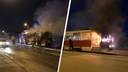 В Новосибирске на ходу вспыхнул трамвай <nobr class="_">№ 14</nobr> — попытки потушить пламя попали на видео