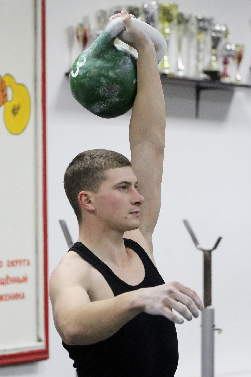 Андрей Петров занимался гиревым спортом. Несколько раз становился чемпионом Тюменской области