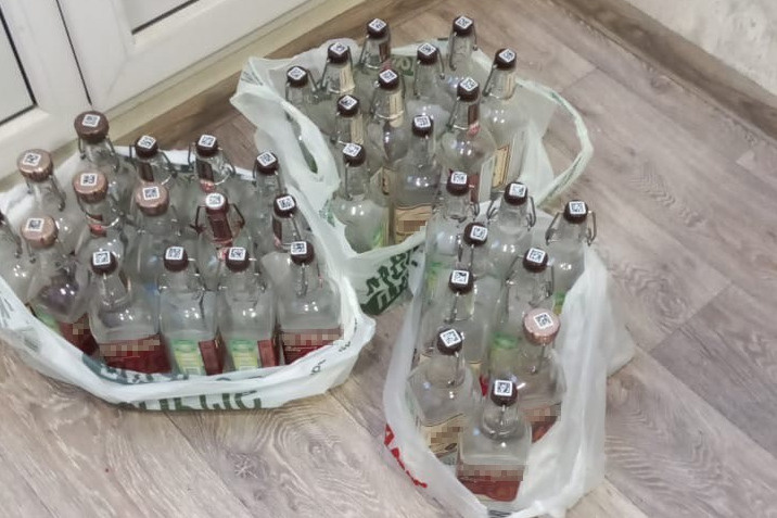 Продавцы продают бутылки с акцизами и кодами. Как правило, пустую тару они собирают в мусорках или сами копят емкости