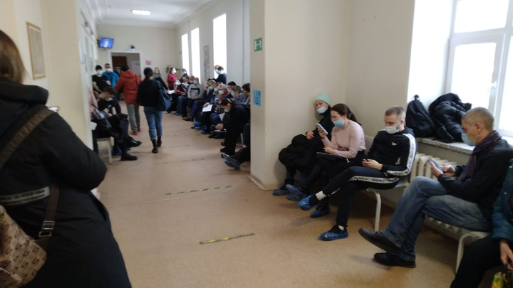 «Очередь на 6 часов!» Десятки людей застряли в екатеринбургской больнице, пытаясь попасть к терапевту