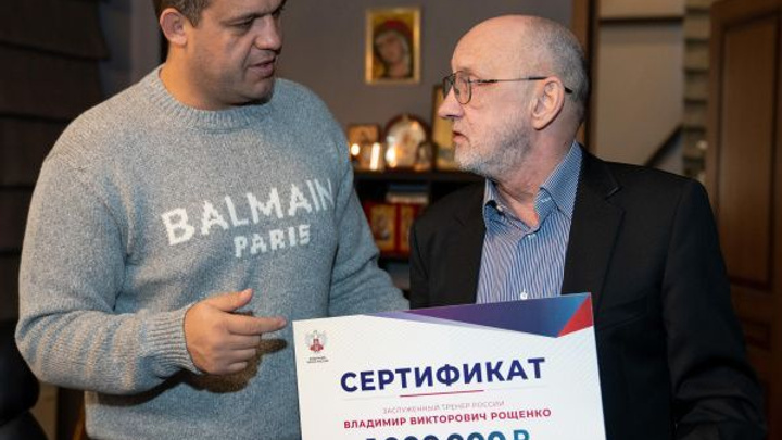 Глава исполкома Федерации бокса России вручил миллион уволенному в Челябинске именитому тренеру