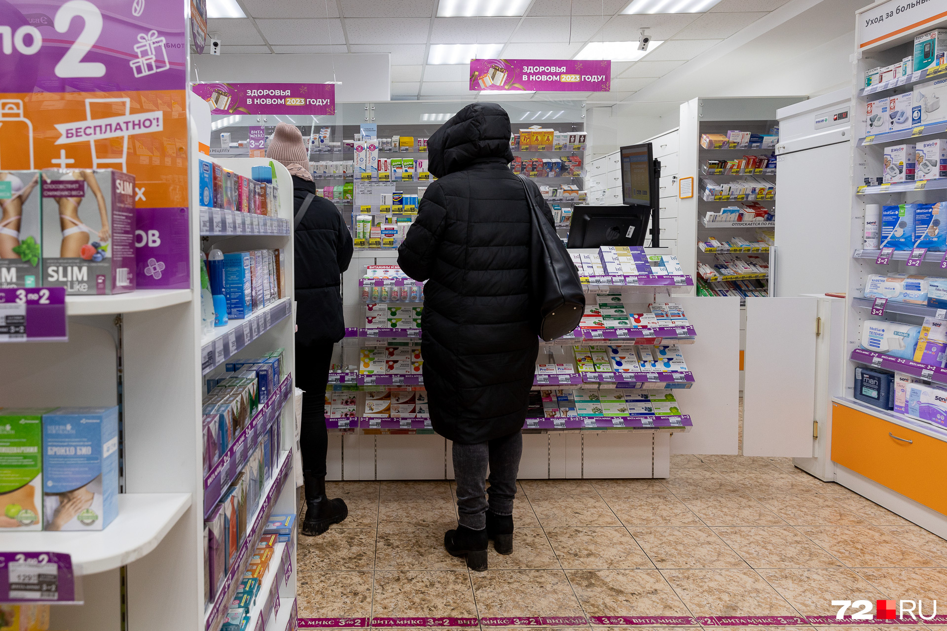 На полках в некоторых аптеках — десятки одинаковых упаковок с лекарствами. Так пытаются заполнить пустоту