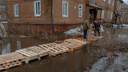 «Ходим через чердак»: как жители Гидролизного путешествуют по затопленным дворам