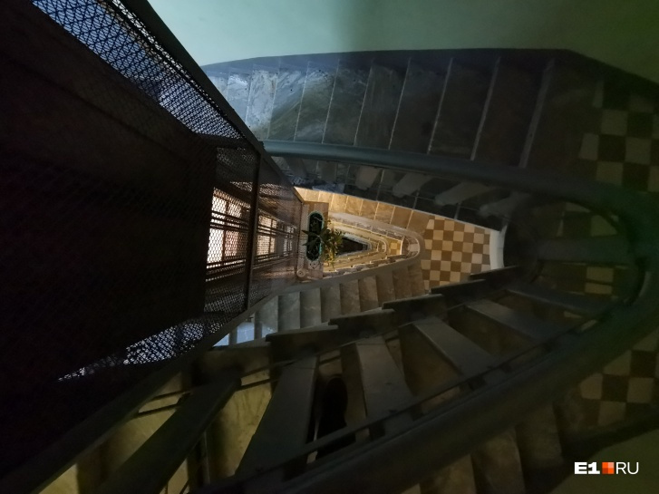 В подъезде, где когда-то жил Борис Ельцин, лифт сломался в середине девяностых годов
